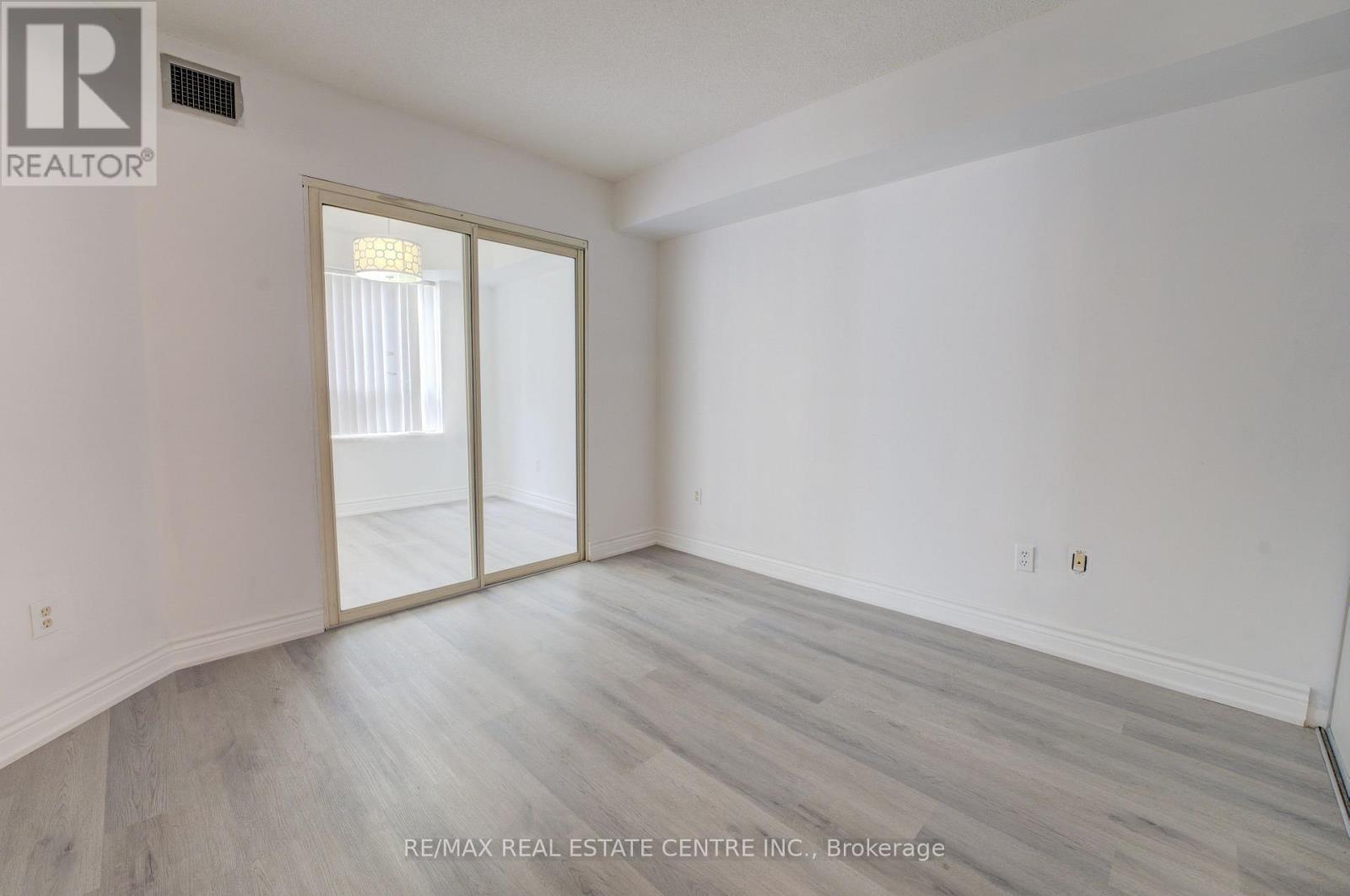 #1405 325 WEBB DRIVE - 22