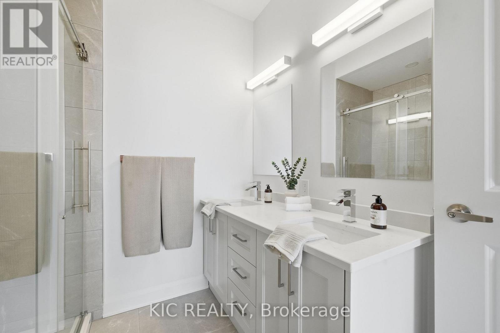 #210 99 LOUISA STREET - 18