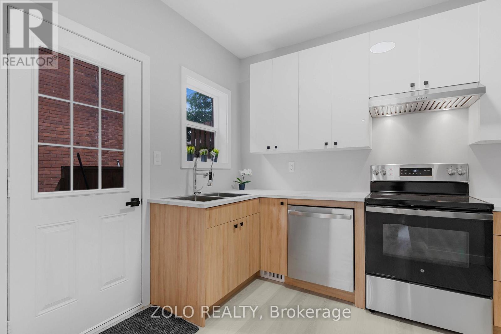 498 CHARLOTTE STREET - 6