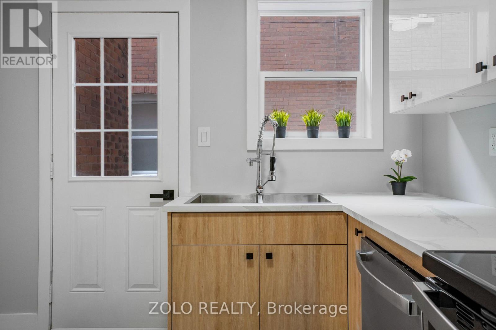 498 CHARLOTTE STREET - 7