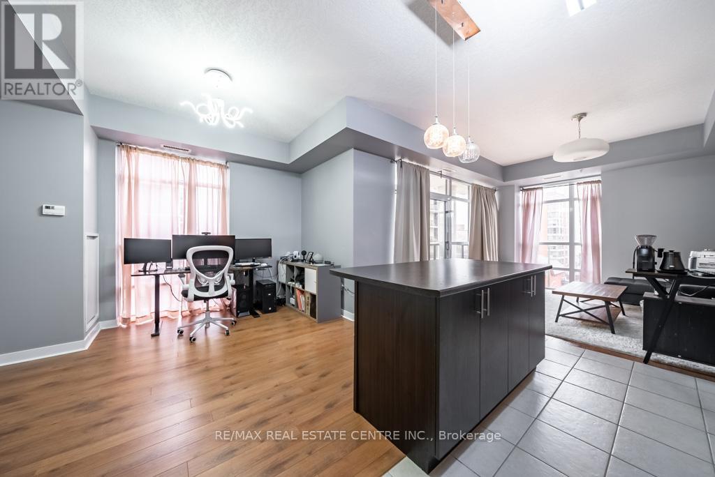 #502 90 CHARLTON AVENUE W - 17