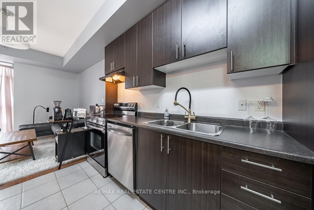 #502 90 CHARLTON AVENUE W - 24