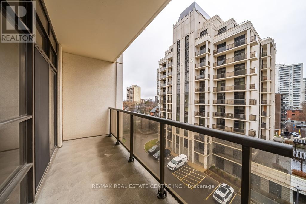 #502 90 CHARLTON AVENUE W - 30
