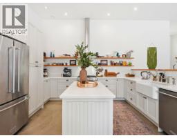 1304 Oles Place, Roberts Creek, BC V0N2W2 Photo 6