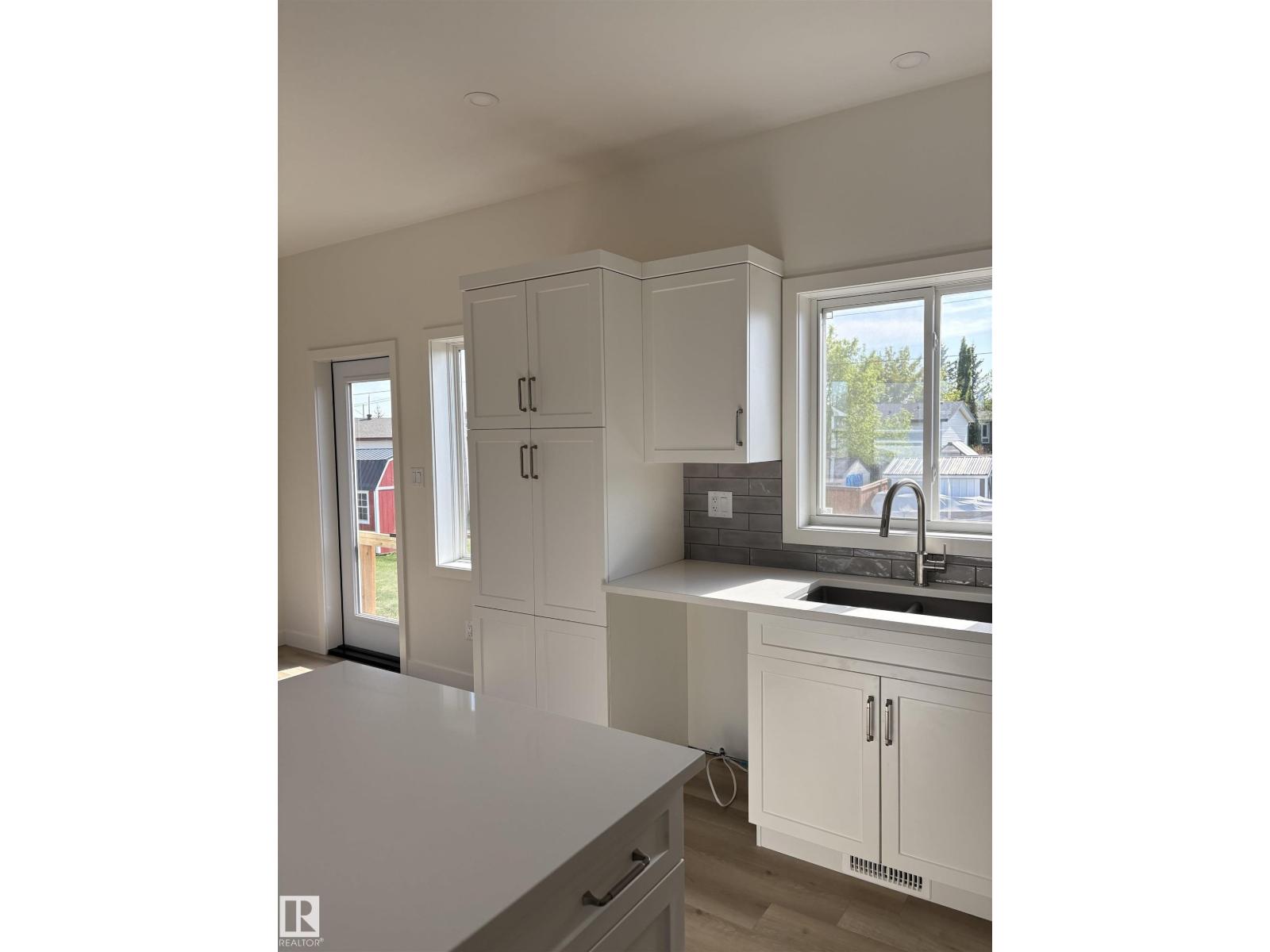 6 4 AV — photo 8