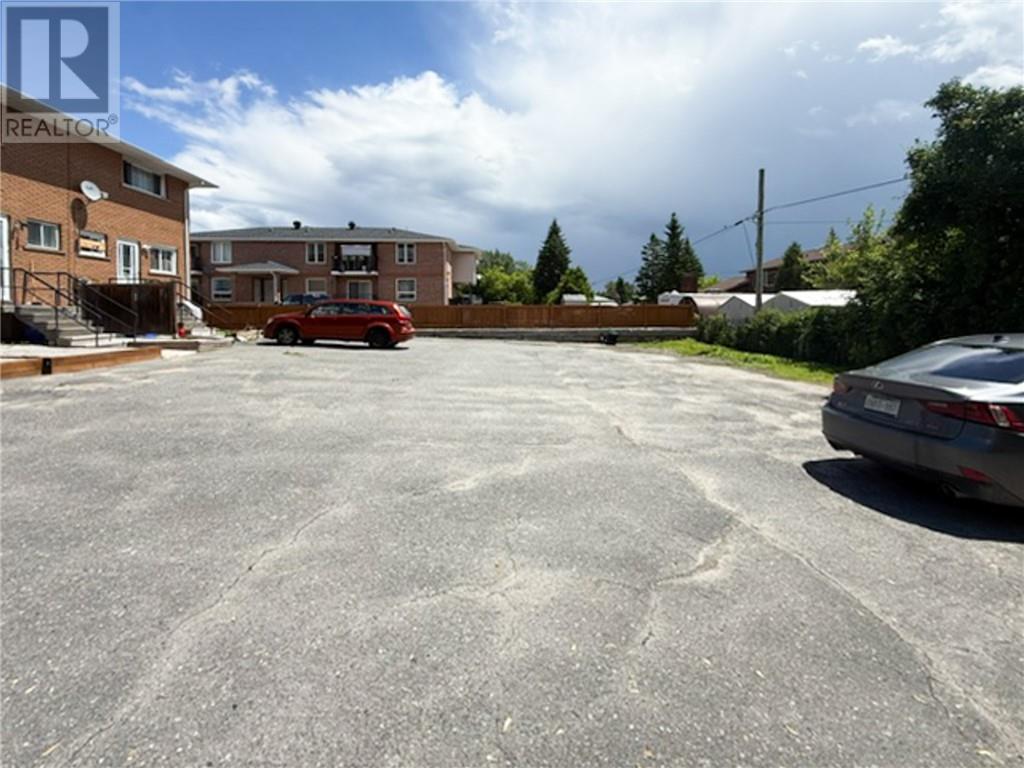 1021-1027 Lasalle Boulevard - 11