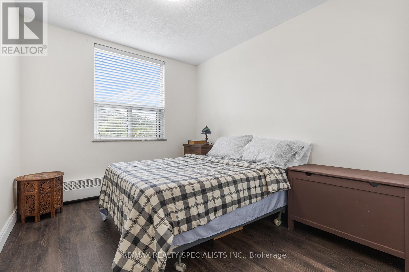 #301 49 QUEEN STREET - 17