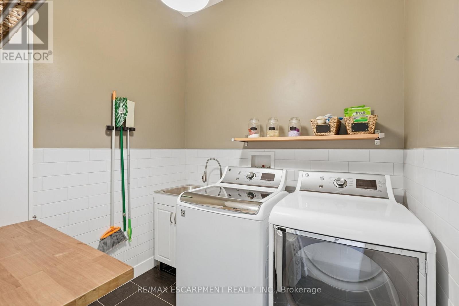 414 JOHN STREET - 39