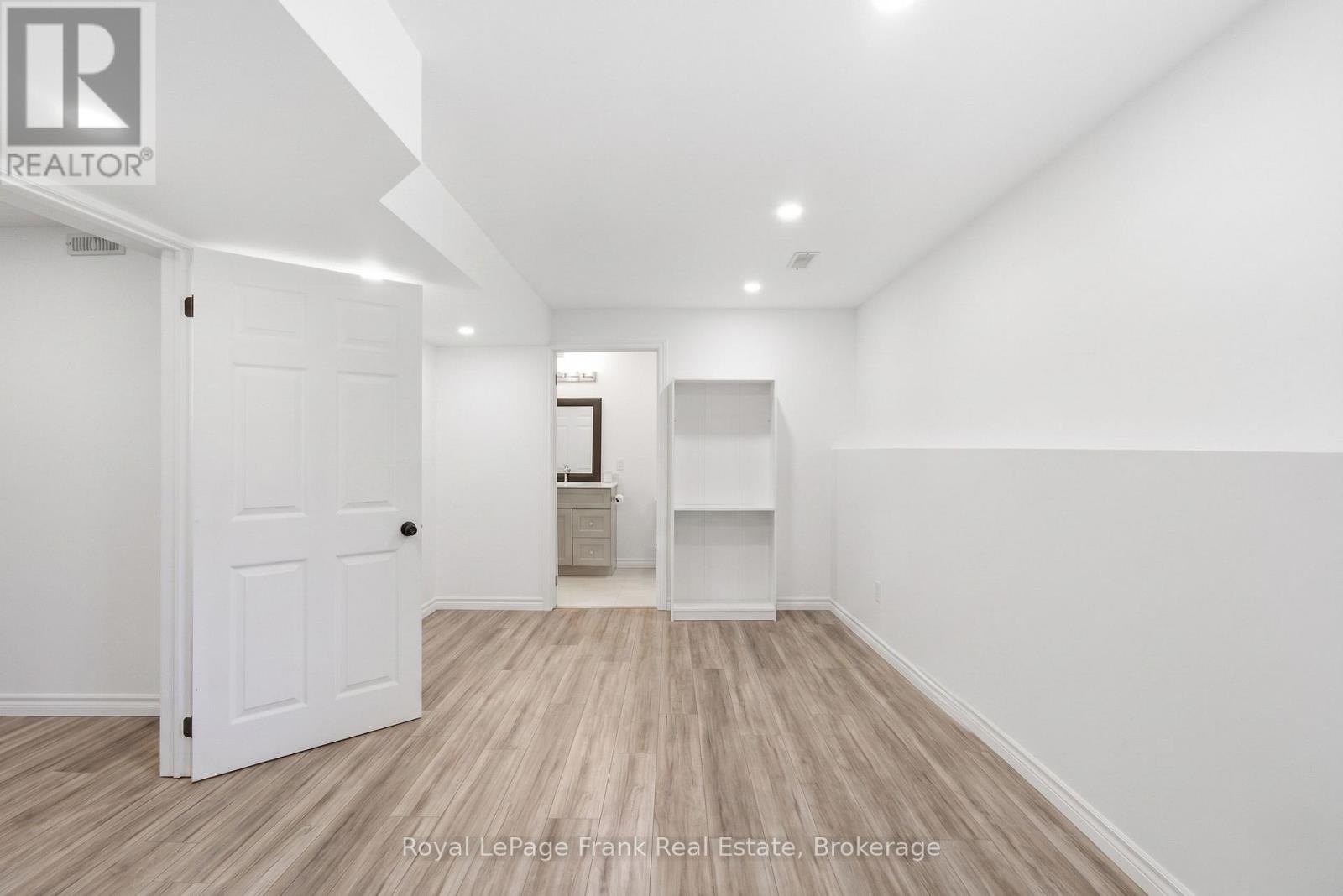 26 FALLINGBROOK CRESCENT - 32