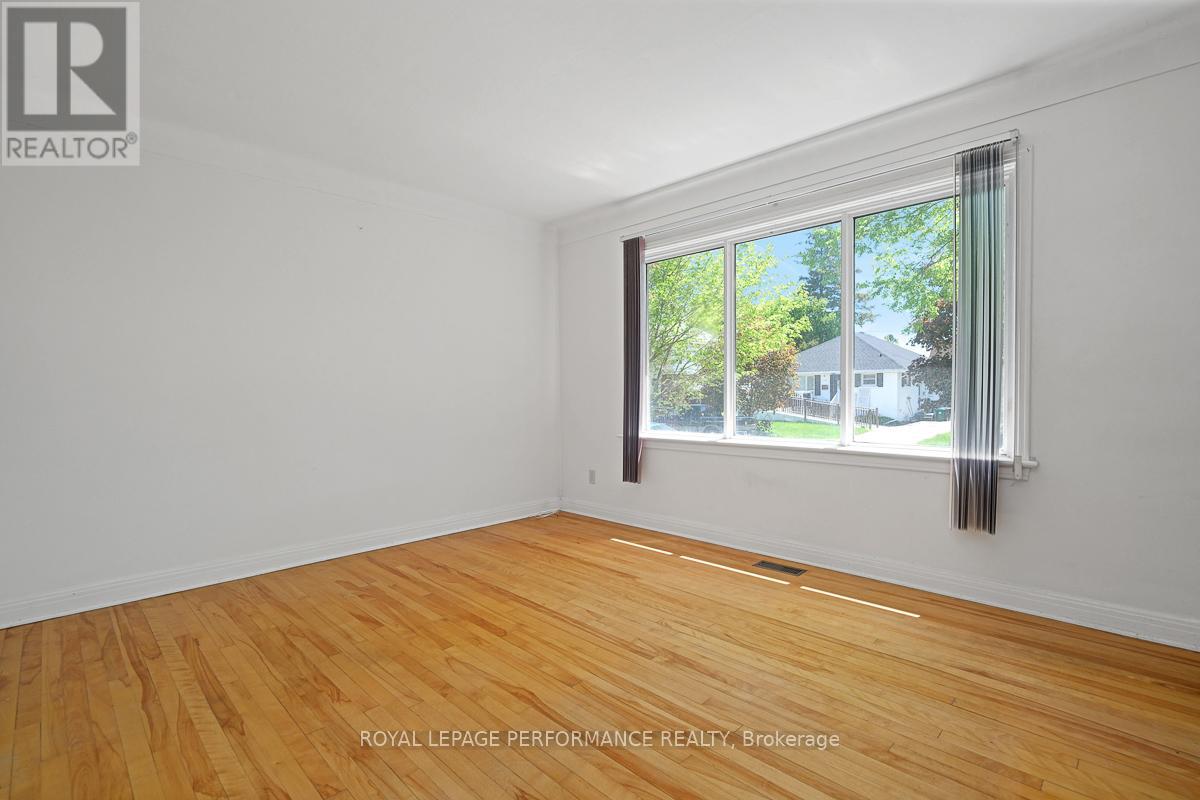 535 DUNBRACK STREET - 4