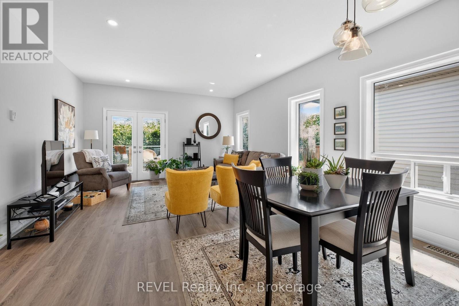 394 HUMMEL CRESCENT - 10