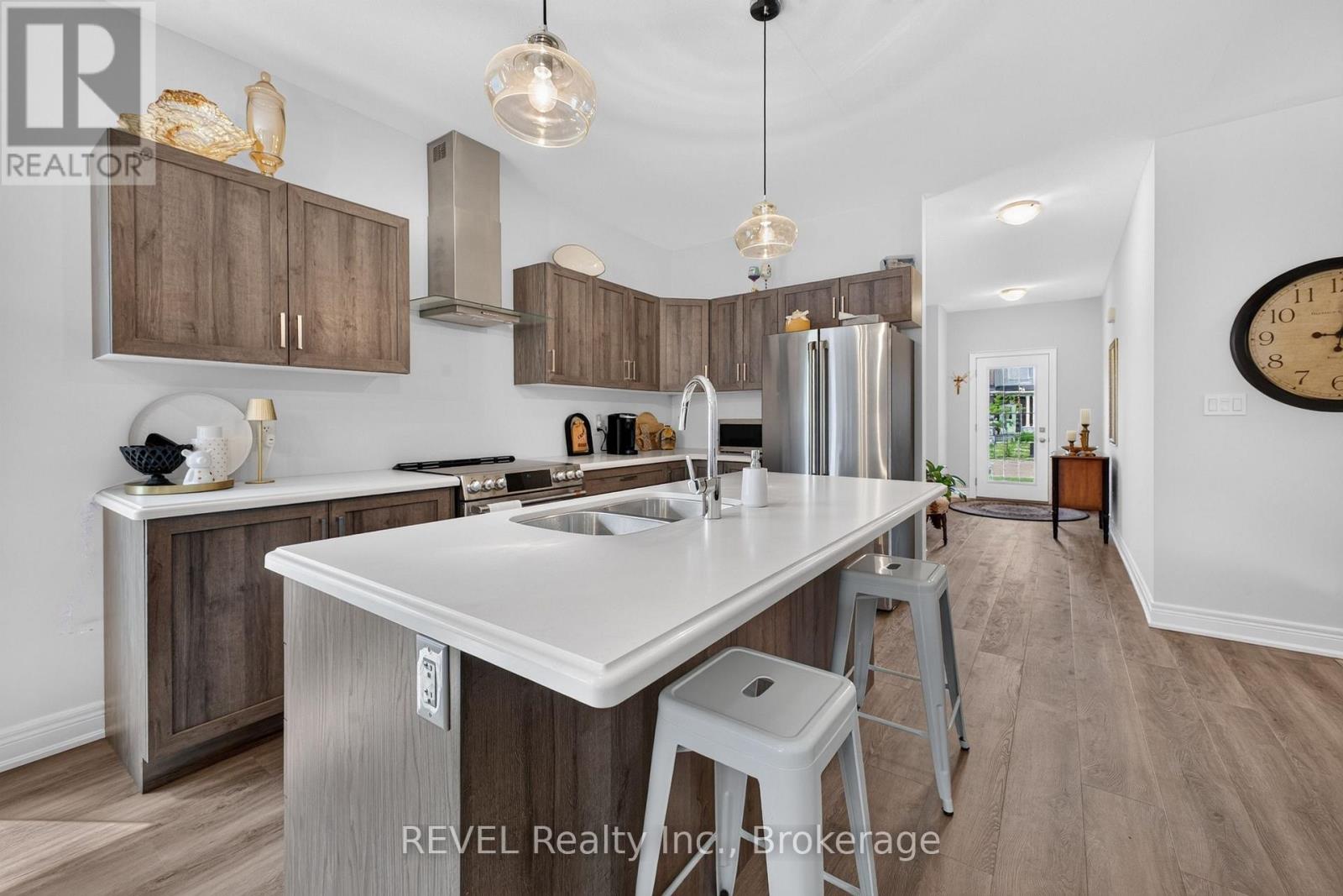 394 HUMMEL CRESCENT - 12