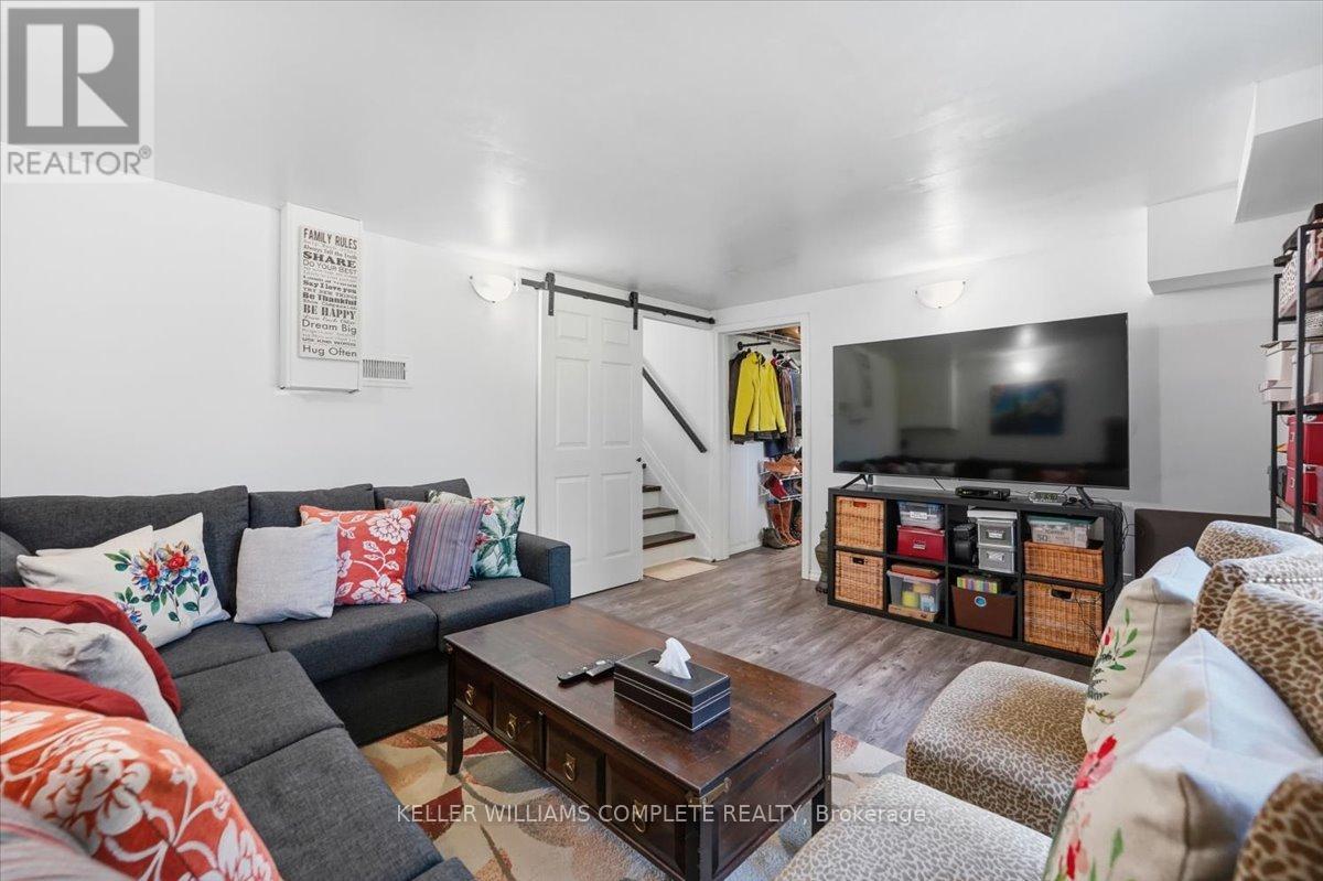 3255 PRIOR CRESCENT - 21