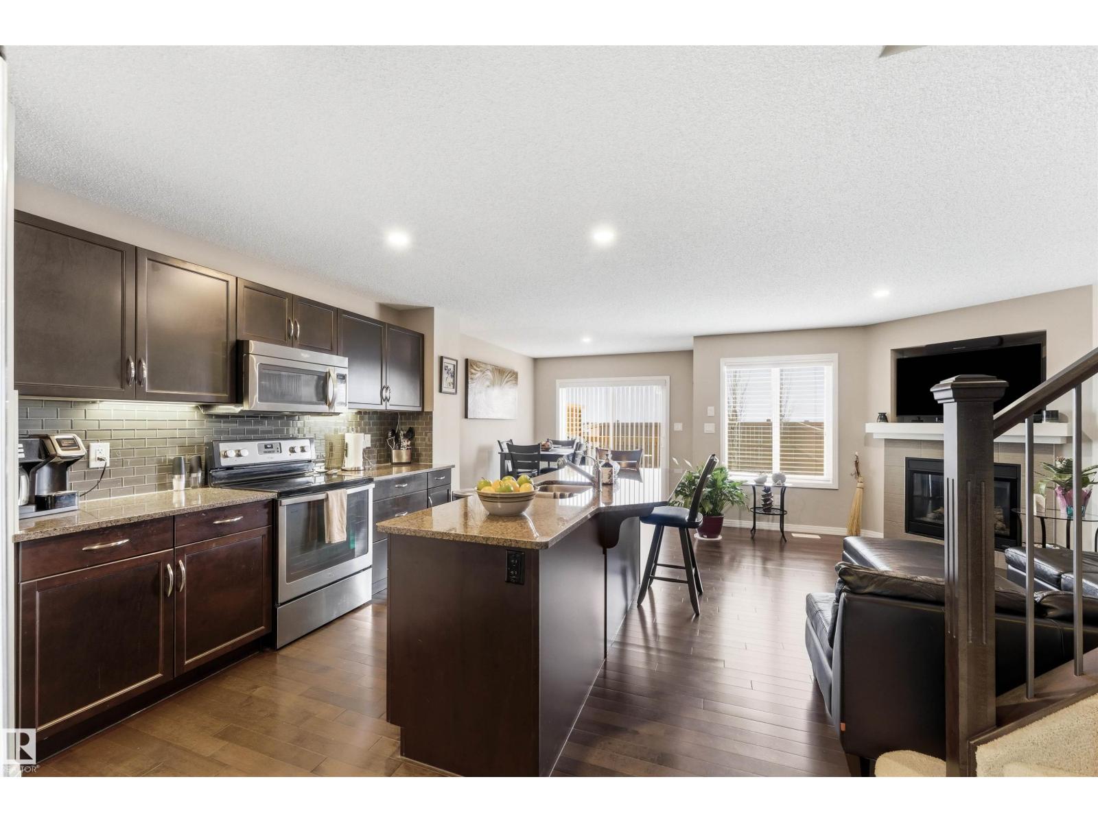 3039 Harvey CR NW - 4