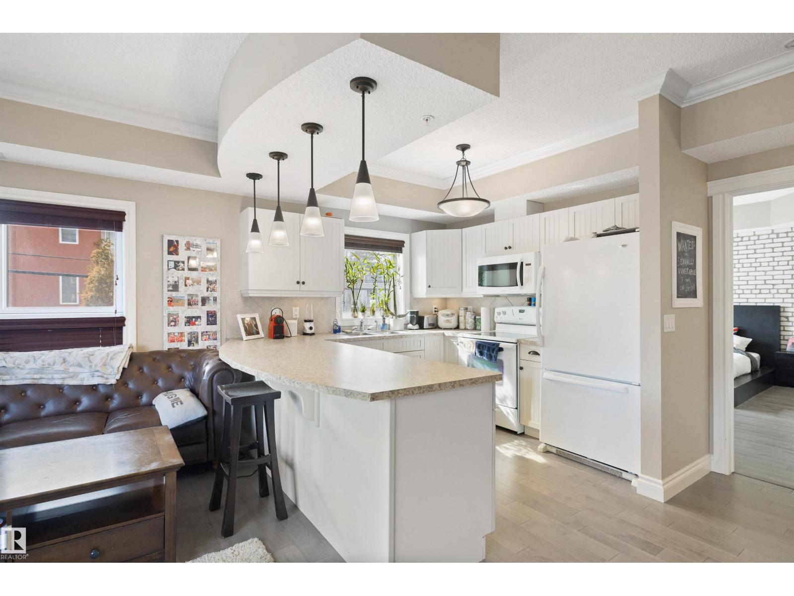 #206 10232 115 ST NW - 4