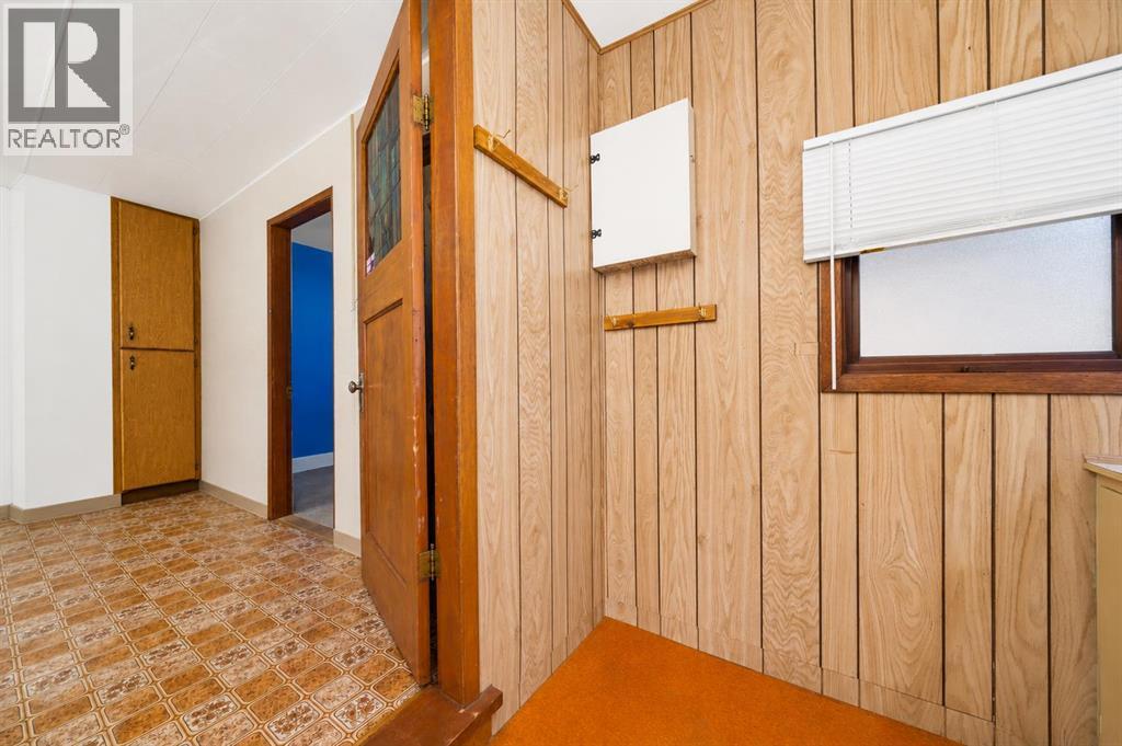 5103 41 Ave - 10