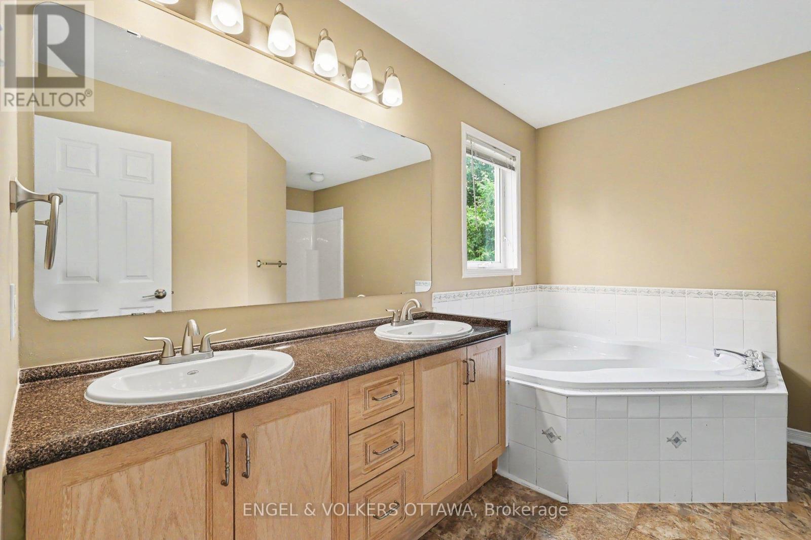 4 Bed, 3 Bath House for Sale in Ottawa – 11 GLENROSE COURT, Ottawa – MLS# X13484184 - Image 24