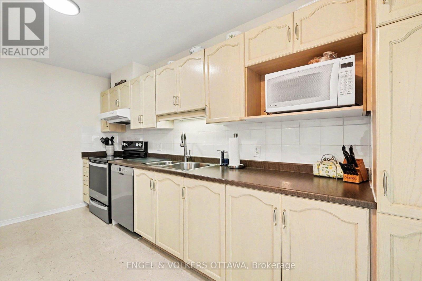 19 RIVERBANK COURT - 17