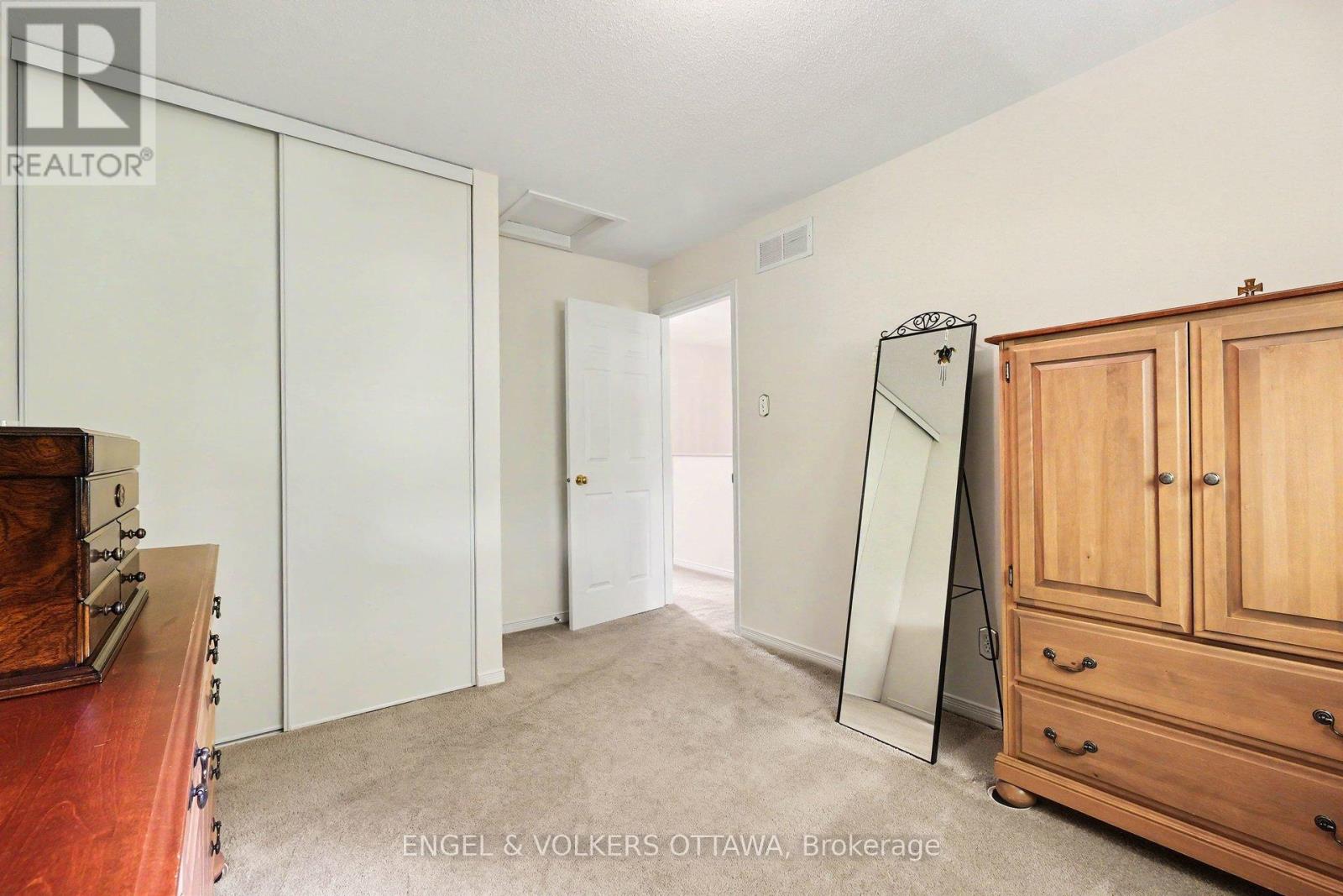 19 RIVERBANK COURT - 25