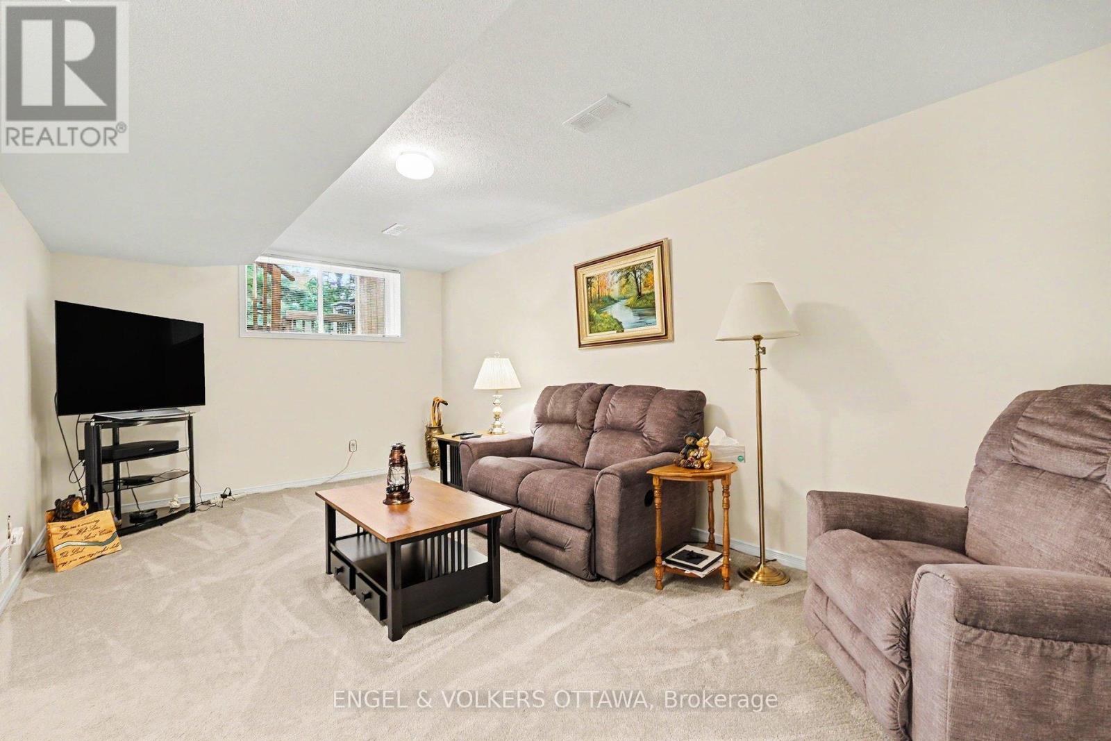 19 RIVERBANK COURT - 33