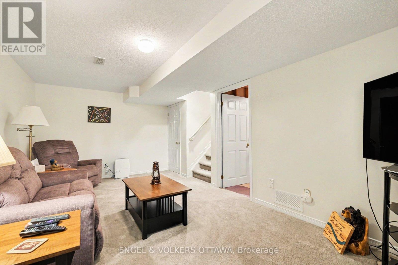 19 RIVERBANK COURT - 34