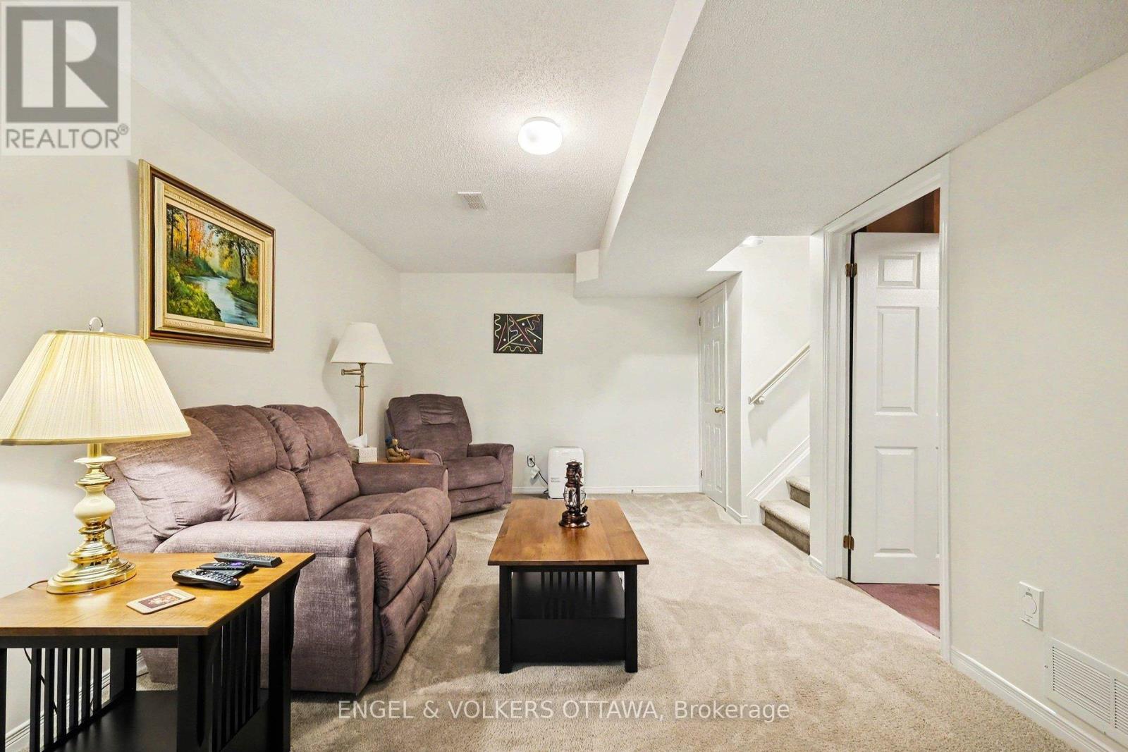 19 RIVERBANK COURT - 36