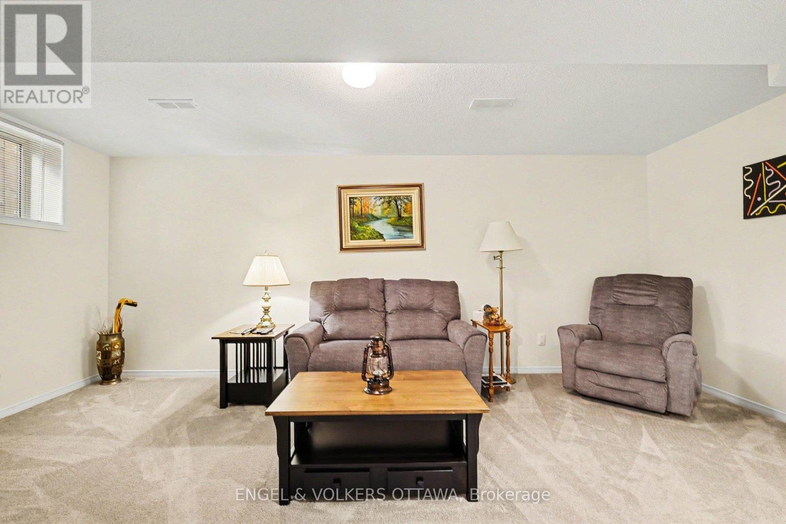 19 RIVERBANK COURT - 37