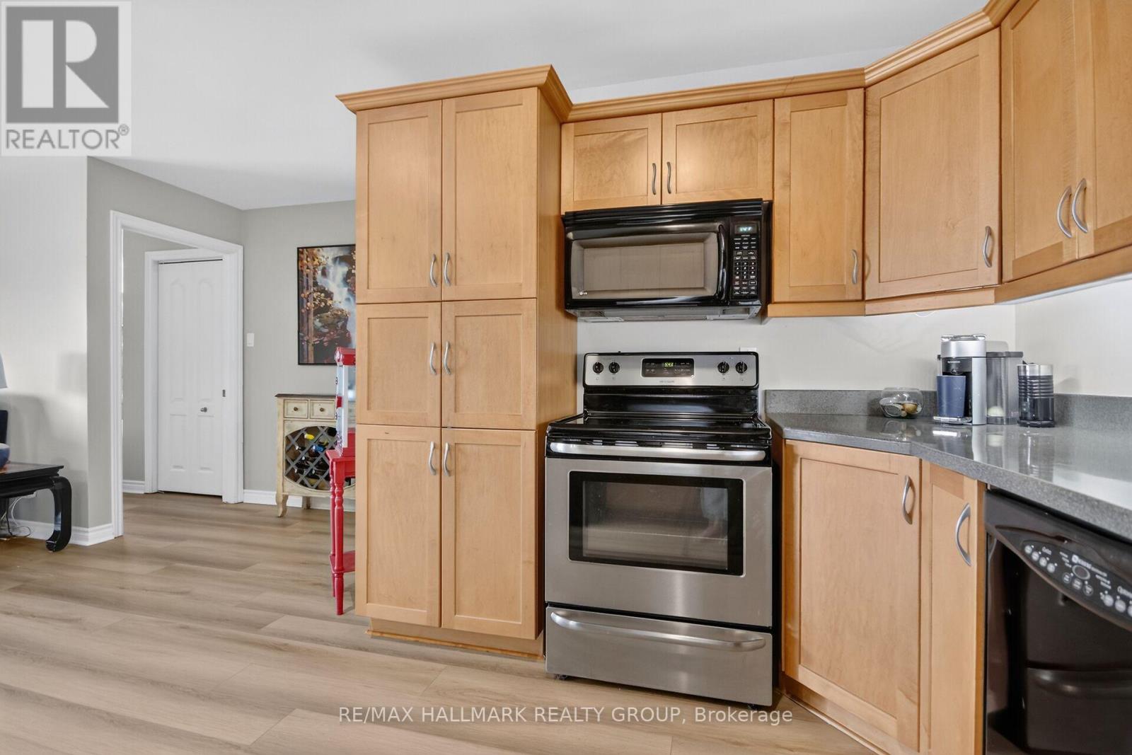 #7 410 KING STREET E - 17