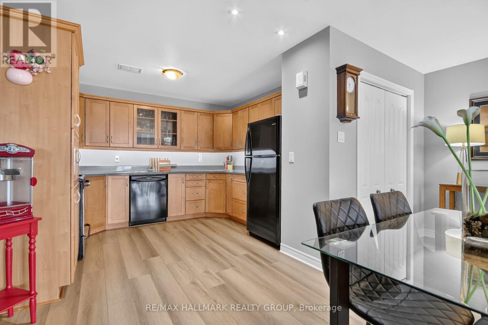 #7 410 KING STREET E - 18