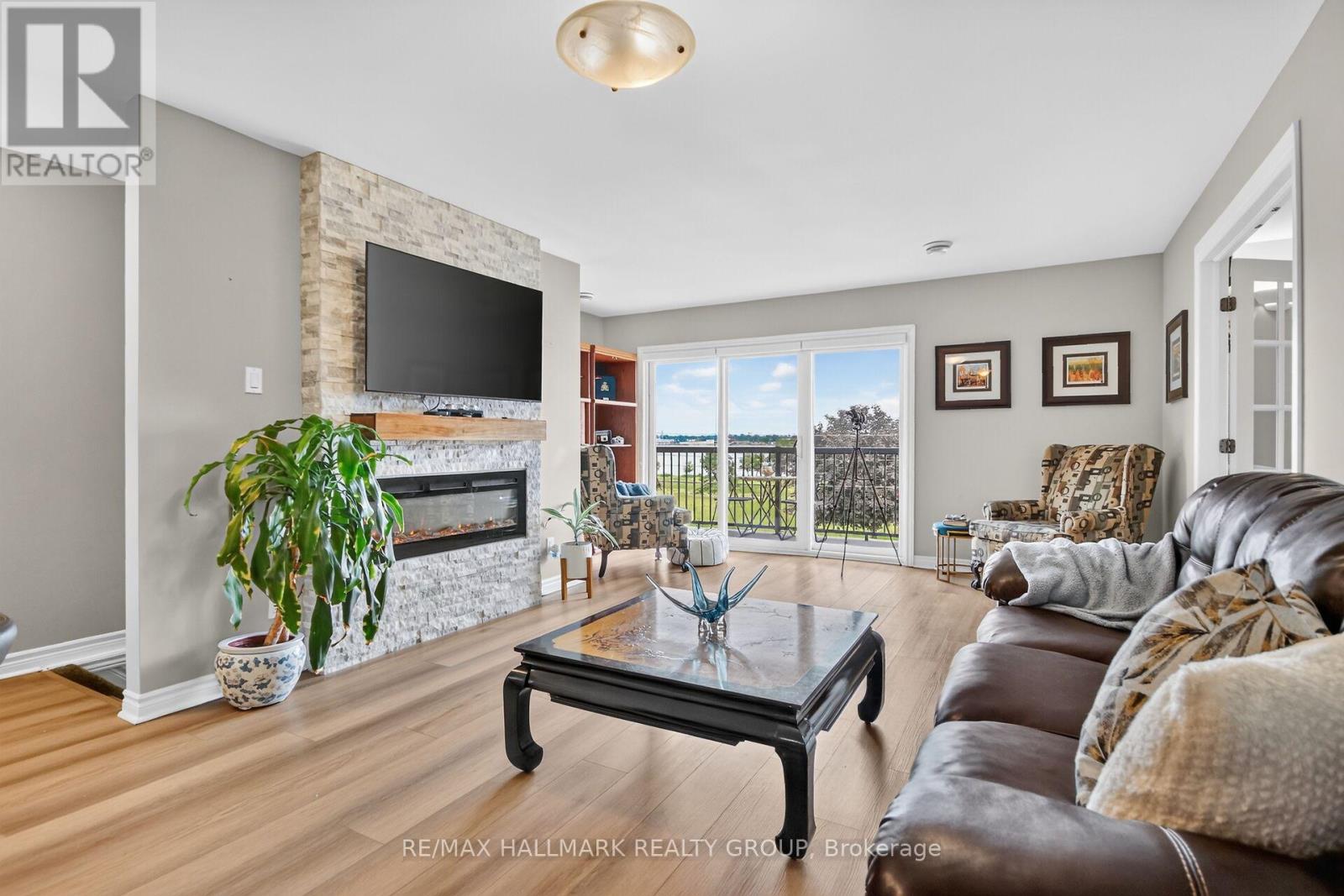 #7 410 KING STREET E - 5