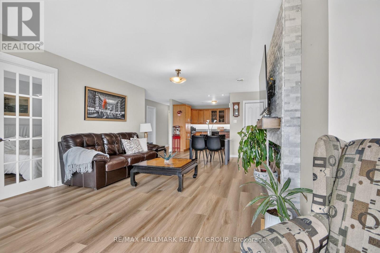 #7 410 KING STREET E - 9