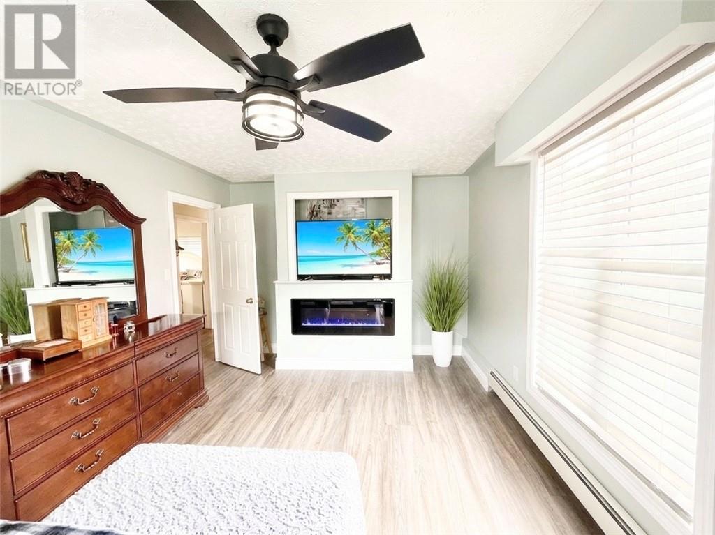 2203 Couture Street - 12