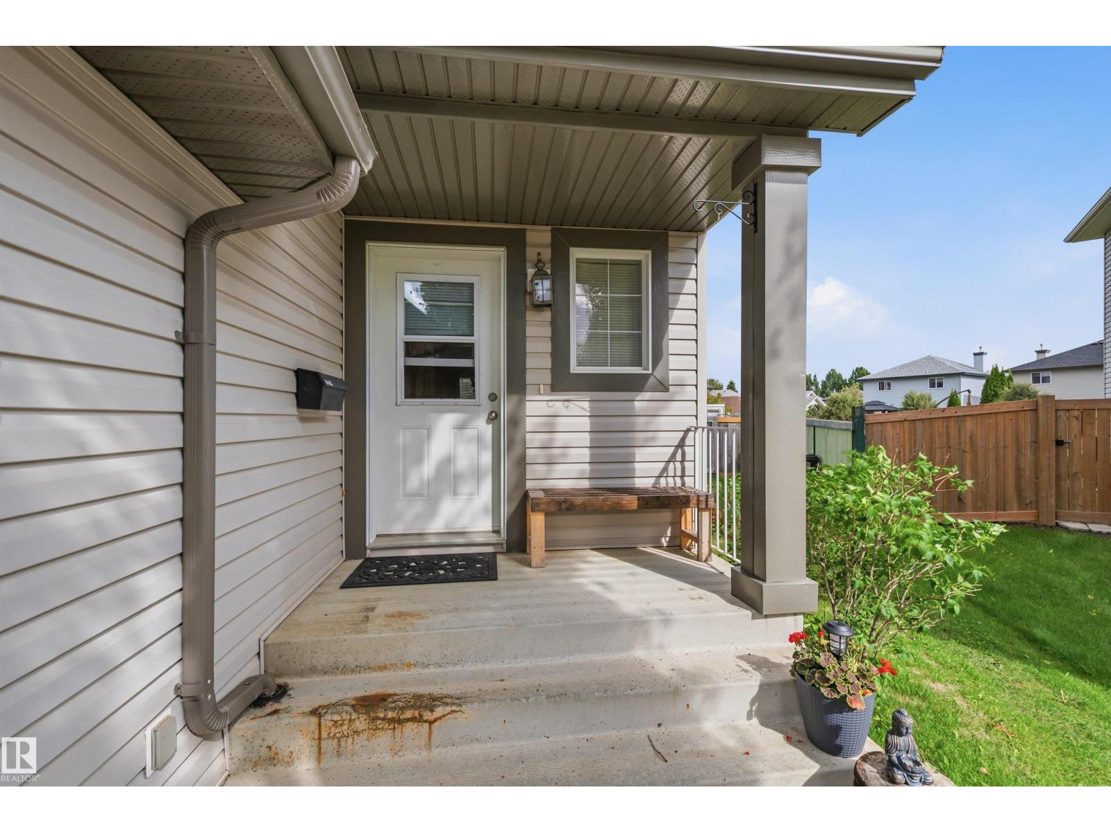21207 90 Ave NW - 3