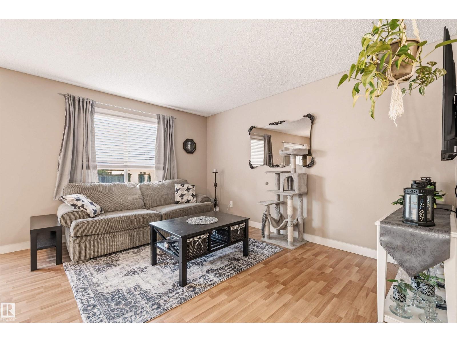 21207 90 Ave NW - 9