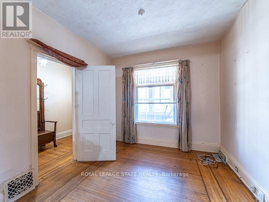 35 SHERMAN AVENUE N - 11