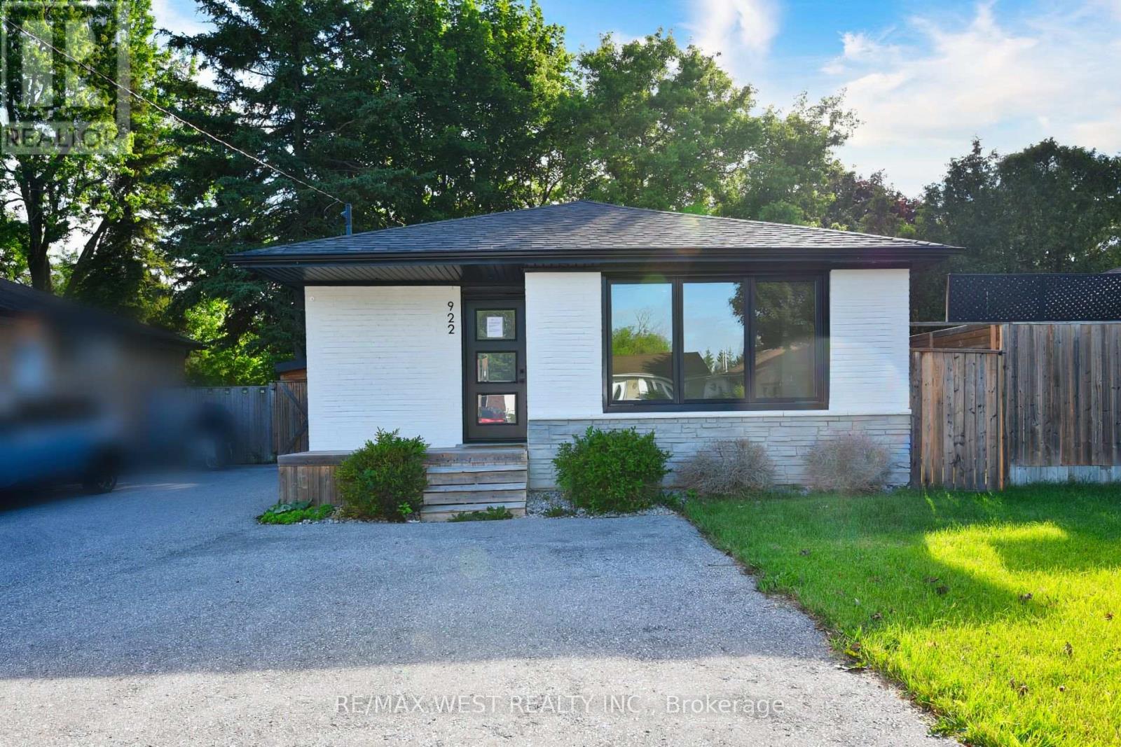 922 CENTRE STREET N - 1
