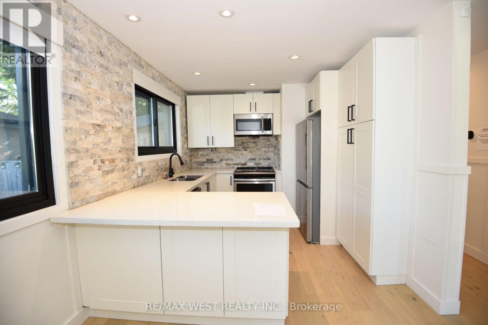 922 CENTRE STREET N - 15