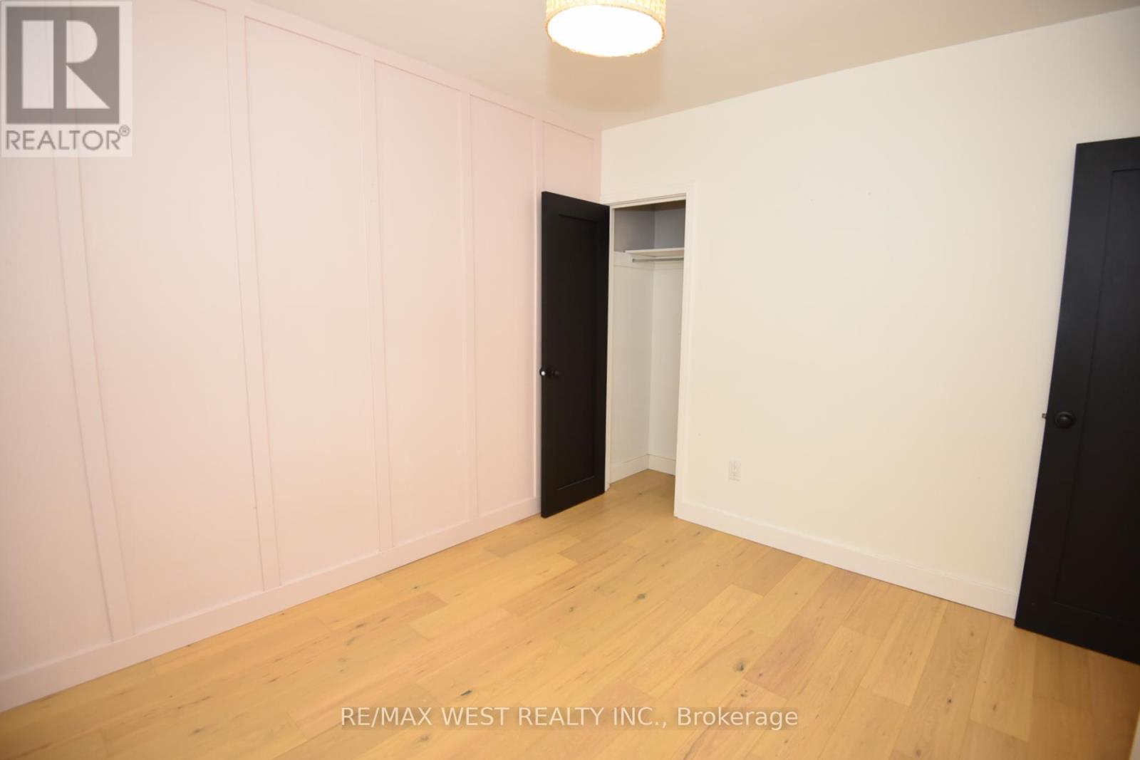 922 CENTRE STREET N - 26