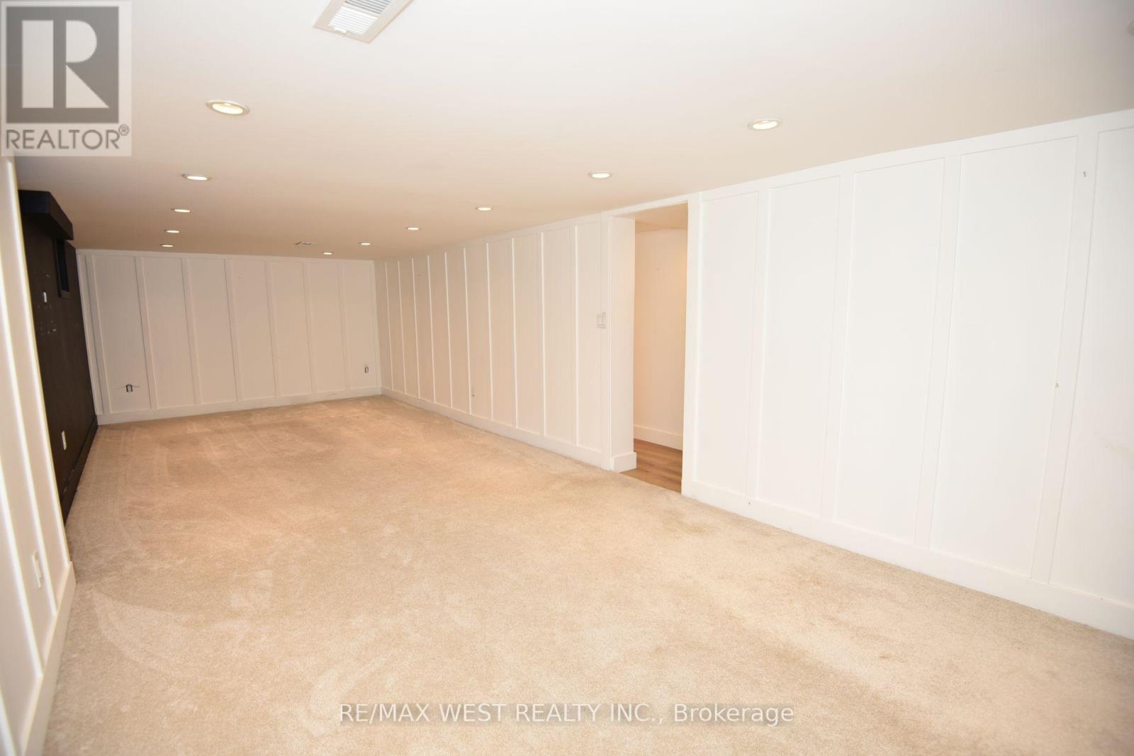 922 CENTRE STREET N - 35