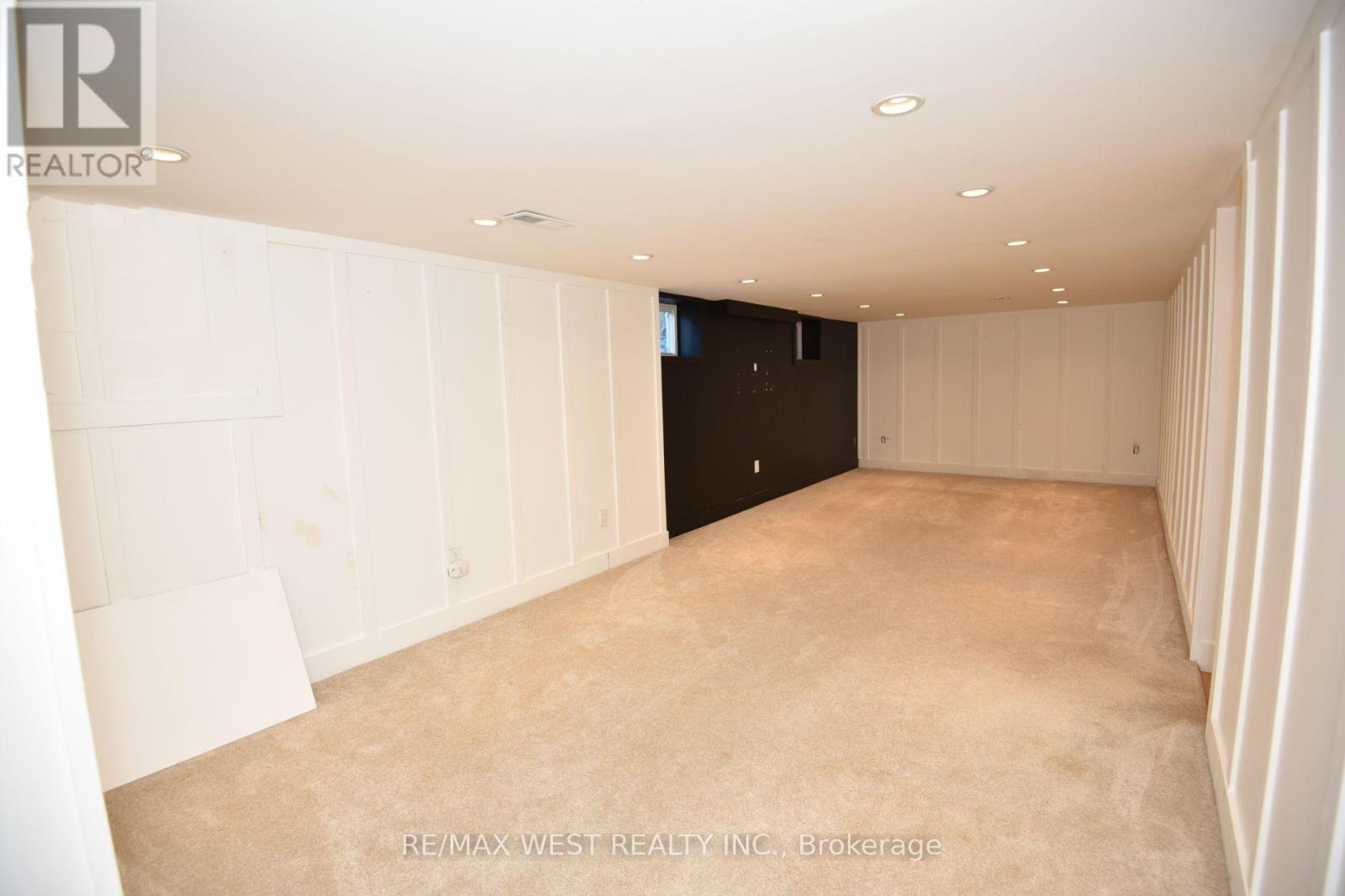 922 CENTRE STREET N - 33