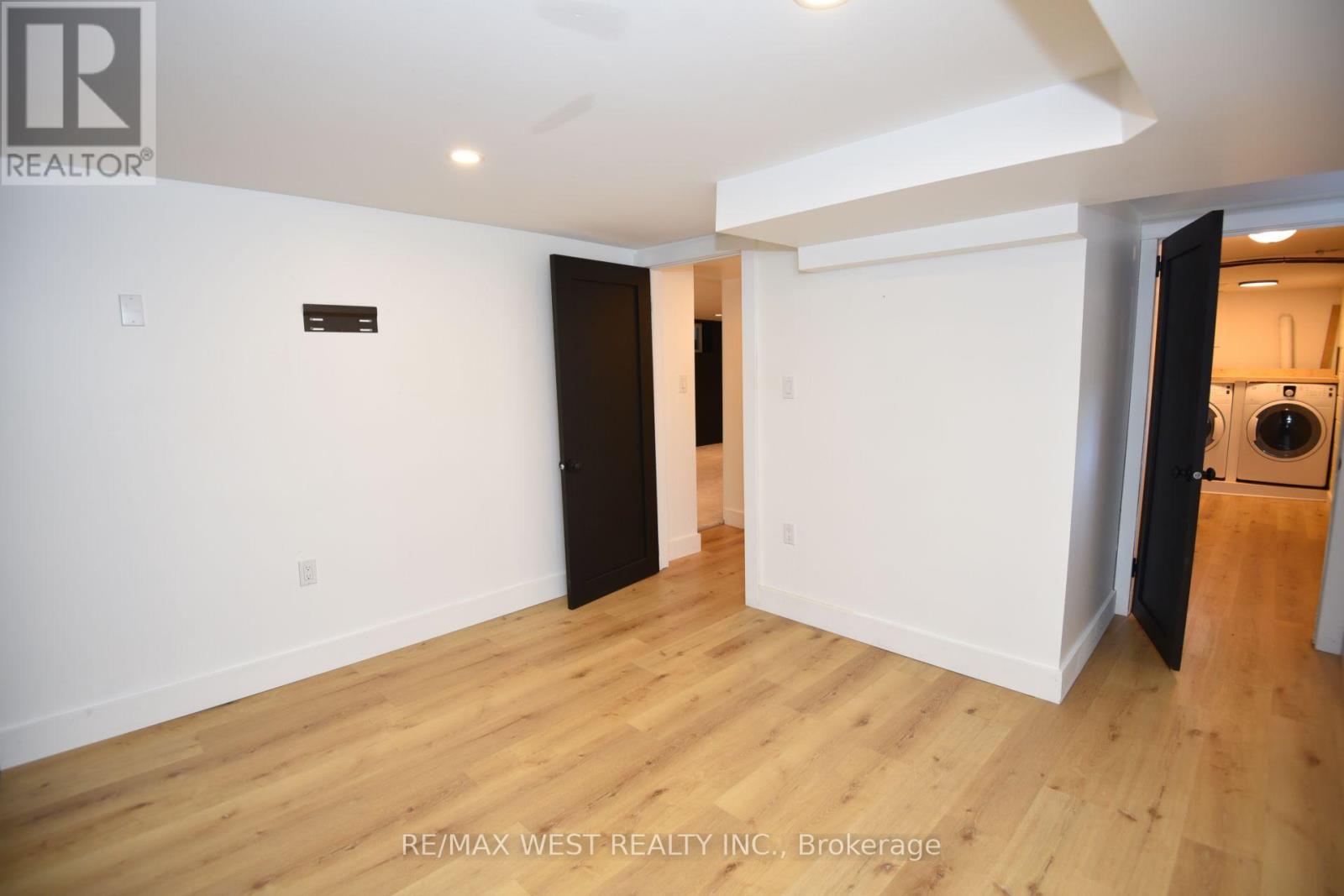 922 CENTRE STREET N - 37