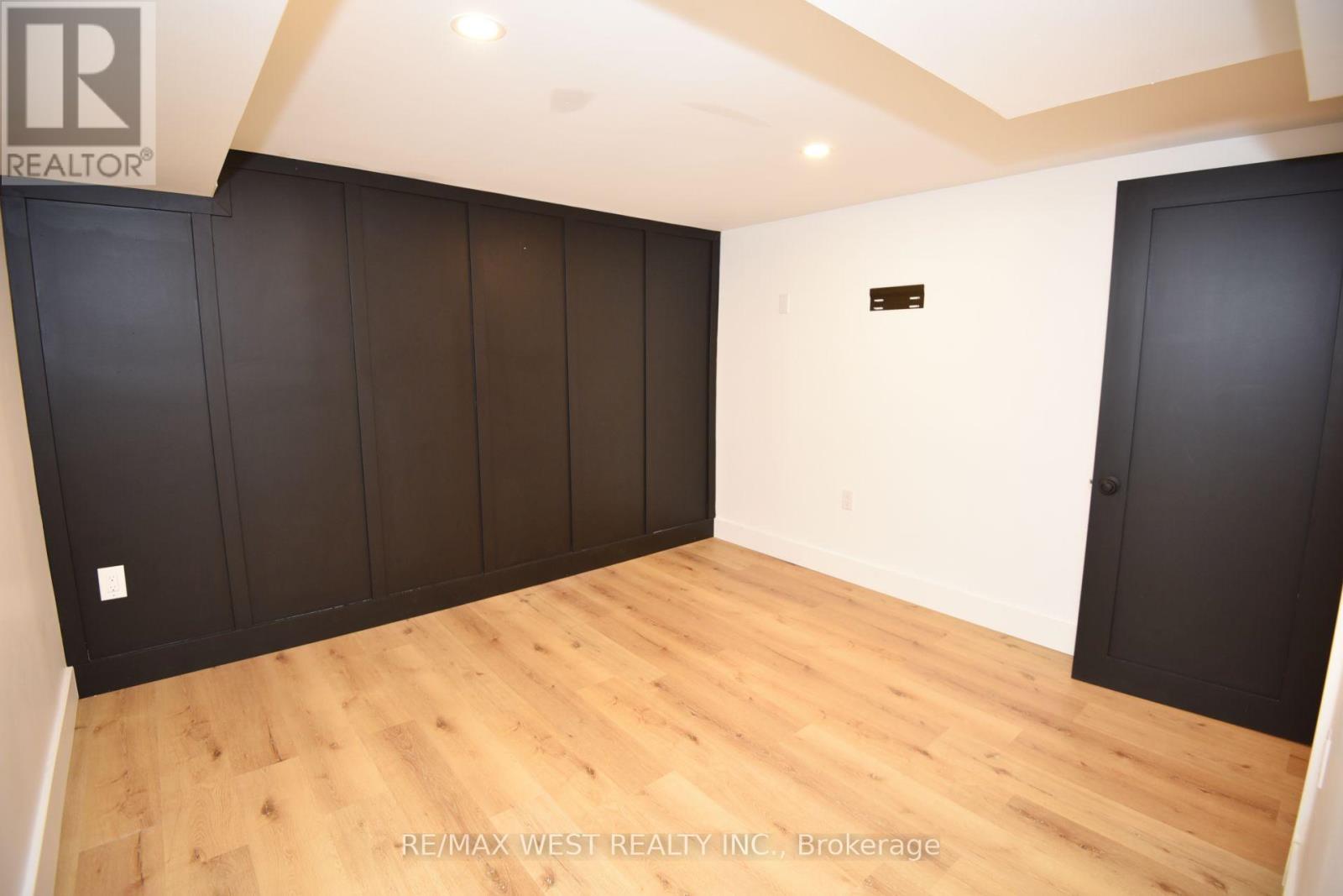 922 CENTRE STREET N - 36