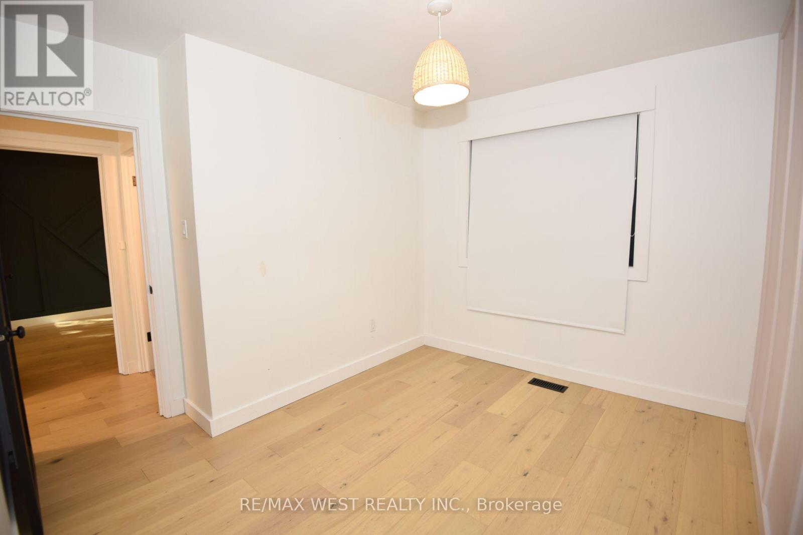 922 CENTRE STREET N - 25