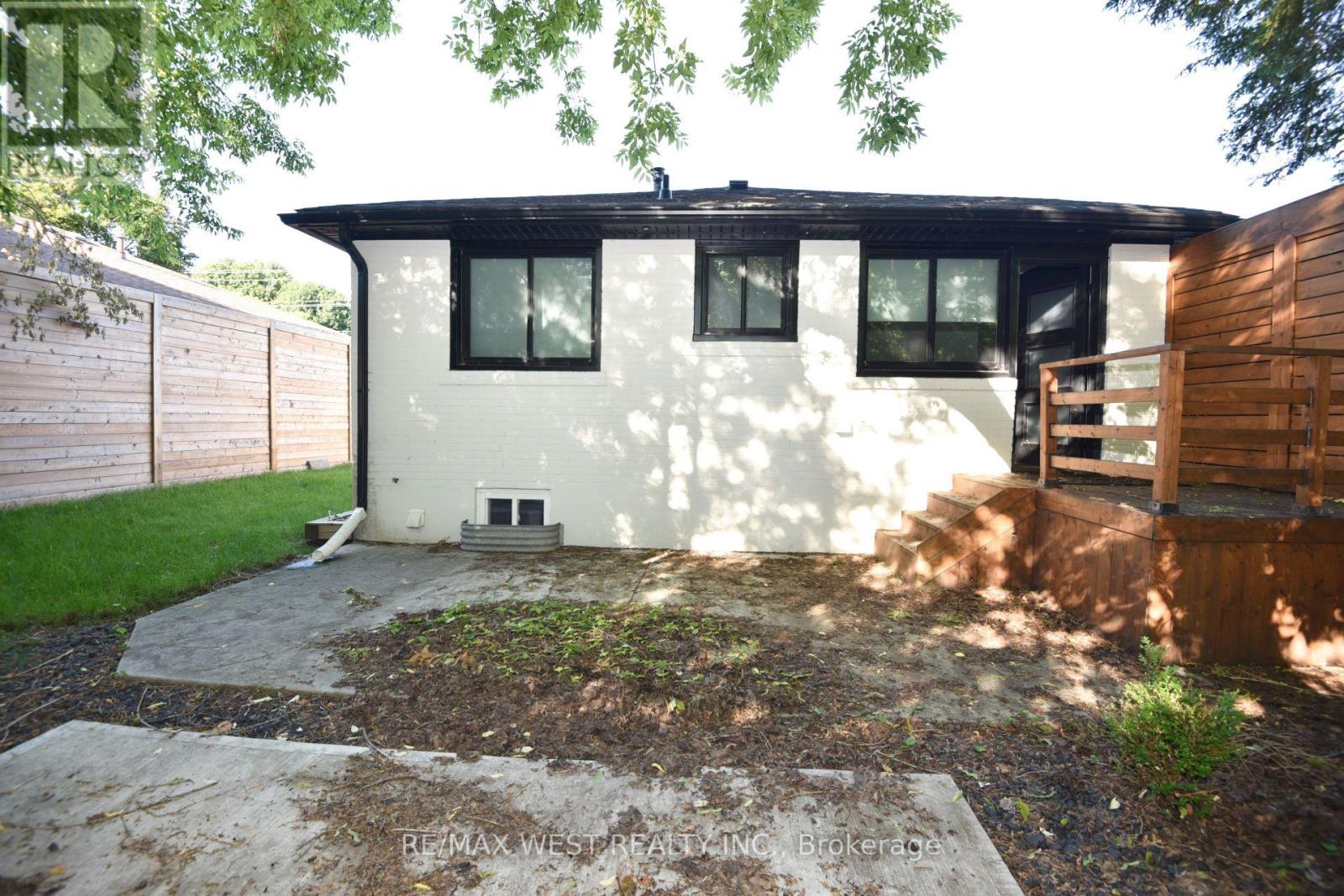 922 CENTRE STREET N - 44