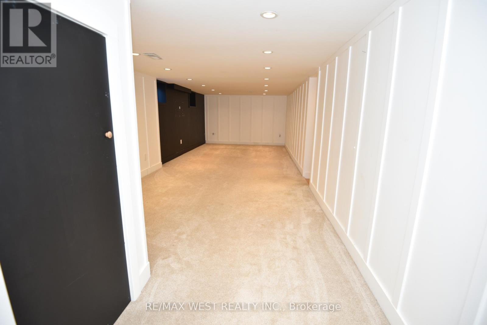 922 CENTRE STREET N - 32