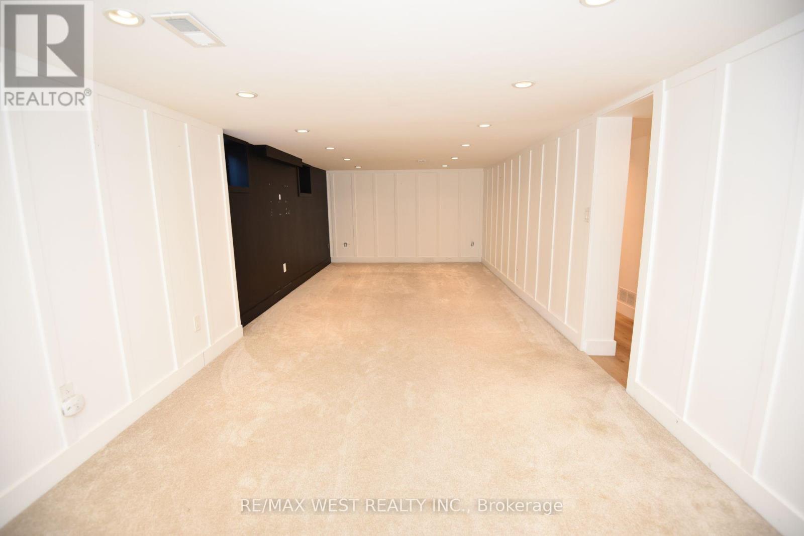 922 CENTRE STREET N - 34