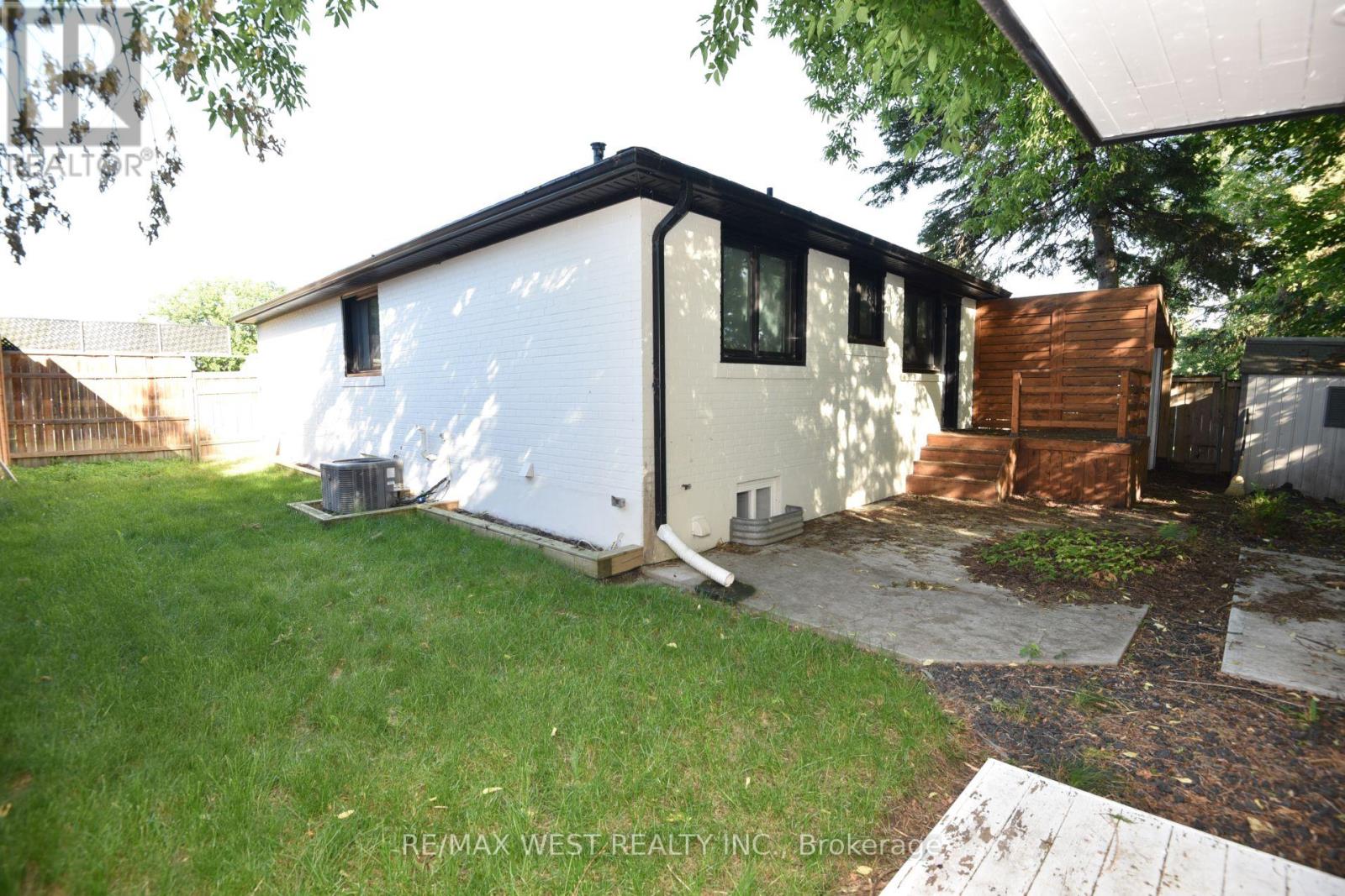 922 CENTRE STREET N - 45