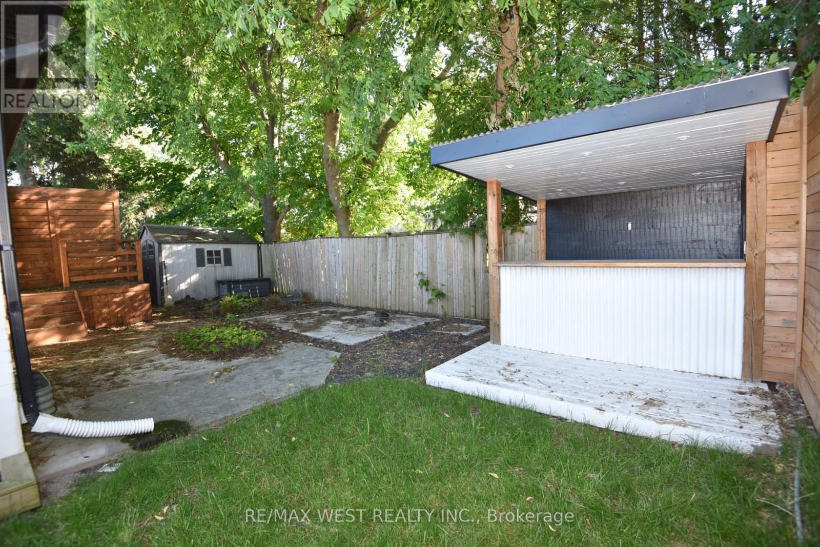 922 CENTRE STREET N - 47
