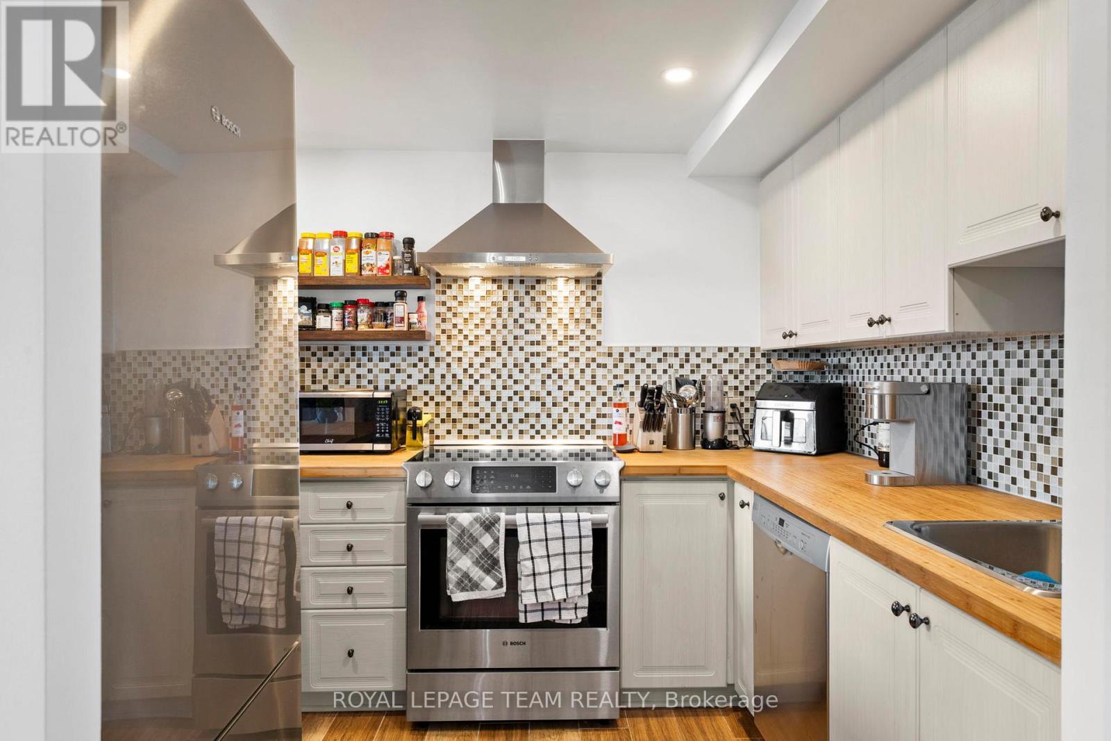 #902 45 HOLLAND AVENUE - 12