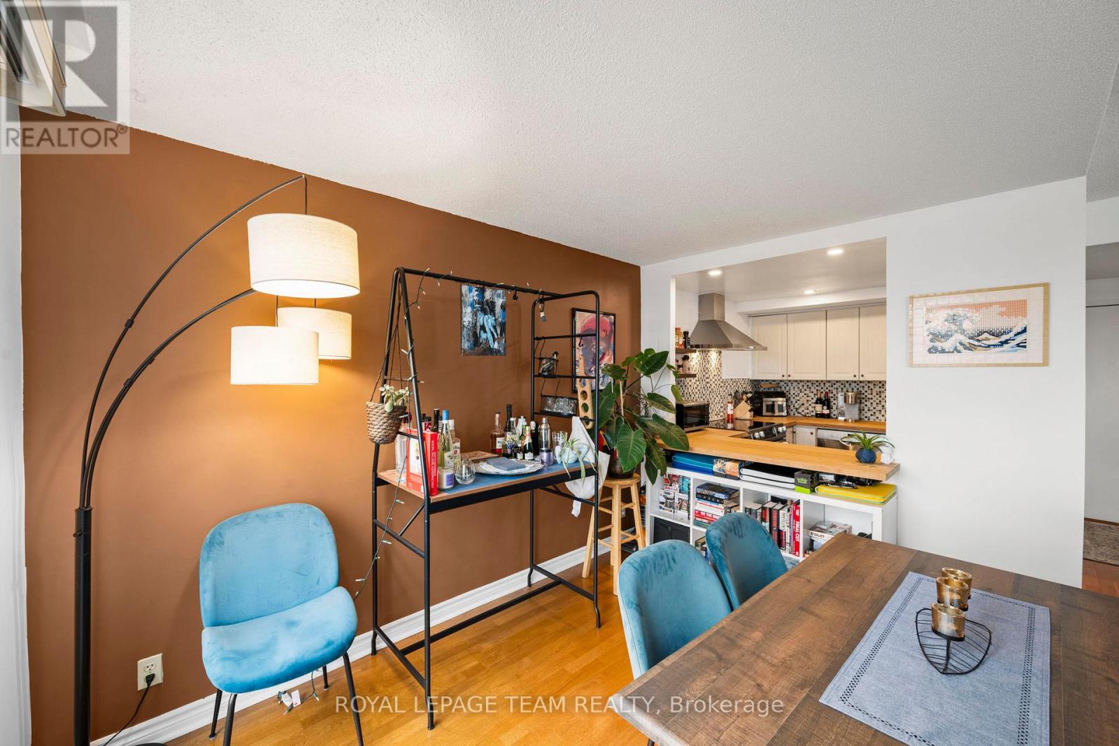 #902 45 HOLLAND AVENUE - 18